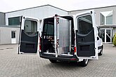 Minibus con rampa di accesso girevole
