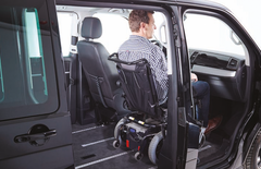 Rollstuhlfahrer auf dem Beifahrerplatz über die Dockingstation MK II gesichert.