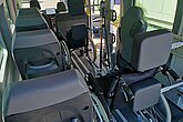 Innenraum mit Sitz- und Rollstuhlplätzen sowie passenden Kopf- und Rückenstützen für Rollstuhlfahrer.