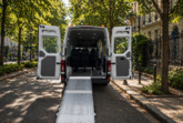 Minibus con rampa di accesso stretta e abbassata