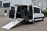 Minibus con rampa di accesso lunga e abbassata